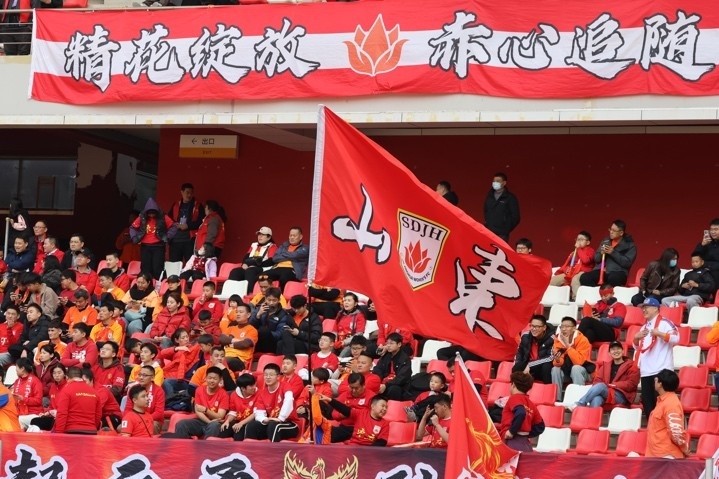 主場上萬名球迷的吶喊助威，給山東體彩女足征戰(zhàn)女超增添了能量與動力