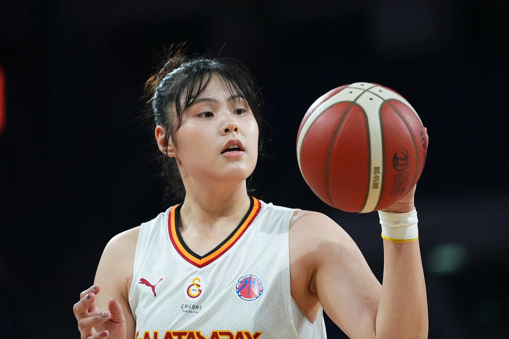 穩(wěn)定高效！李月汝9中6得到18分10板1助2斷1帽 罰球6中6